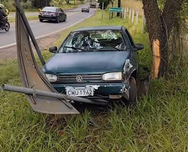 🚨 Motorista sofre convulsão ao volante, perde o controle do carro e bate contra árvore em São Carlos