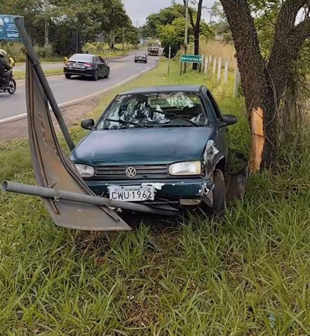 🚨 Motorista sofre convulsão ao volante, perde o controle do carro e bate contra árvore em São Carlos