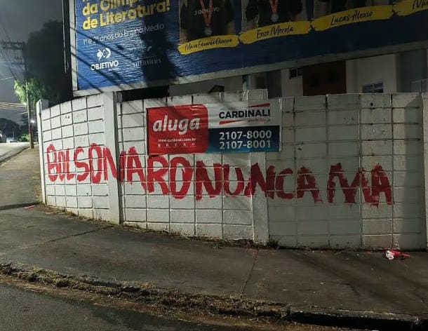 🚨 Três mulheres são abordadas pela GCM após pichação com frase política em São Carlos