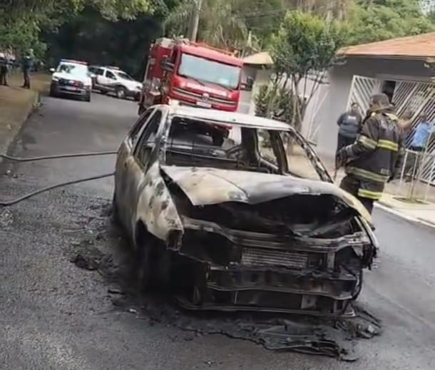 🚨 Carro é destruído por incêndio no Jardim Acapulco