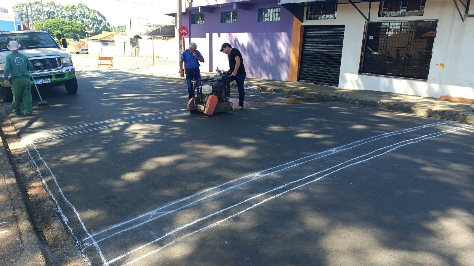 📌 Jardim Cruzado recebe lombofaixas para reforçar a segurança de crianças e pedestres