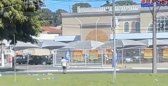 🚨 Mulher é flagrada retirando e danificando wind banners de divulgação de Flávio Bolsonaro em São Carlos