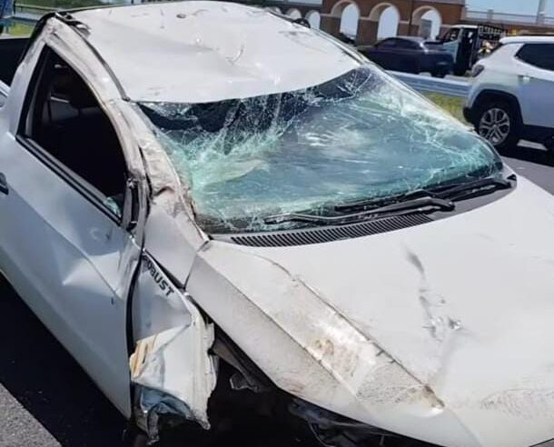 🚨 Saveiro capota na Washington Luís, em São Carlos, e motorista escapa ileso