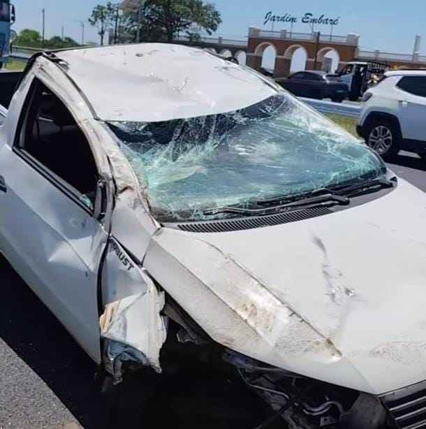 🚨 Saveiro capota na Washington Luís, em São Carlos, e motorista escapa ileso