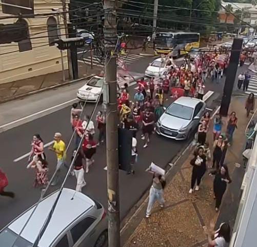 📌 Apoiadores de Lula seguem pela Avenida São Carlos após comício com Geraldo Alckmin
