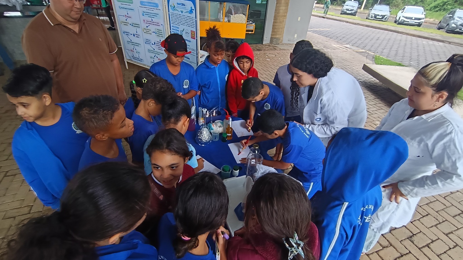 📌 Ciência ganha vida em Ibaté e desperta a curiosidade de estudantes com experiências interativas