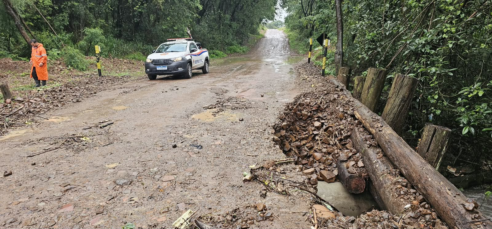 Defesa Civil de Ibaté interdita parte de ponte e retira árvores caídas após forte chuva