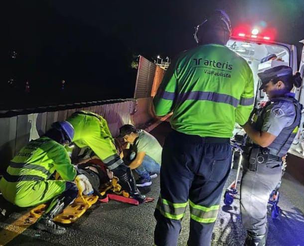 🚨 MOTOCICLISTA DE 31 ANOS SOFRE FRATURA EXPOSTA DE FÊMUR EM COLISÃO COM CARRO NA SP-318, EM SÃO CARLOS