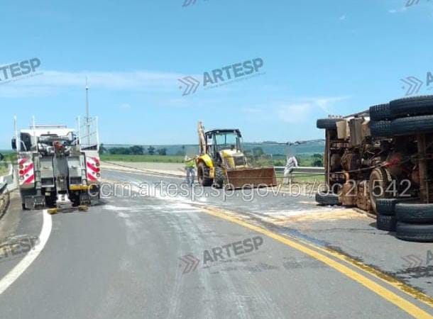 🚨 Carreta tomba em alça de acesso da SP-225, na região de Brotas