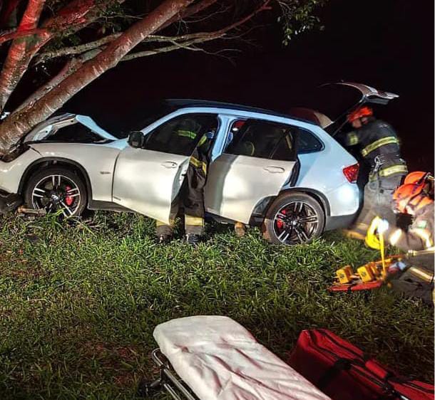 🚨 Carro de luxo bate contra árvore na SP-215 e motorista fica ferido em São Carlos