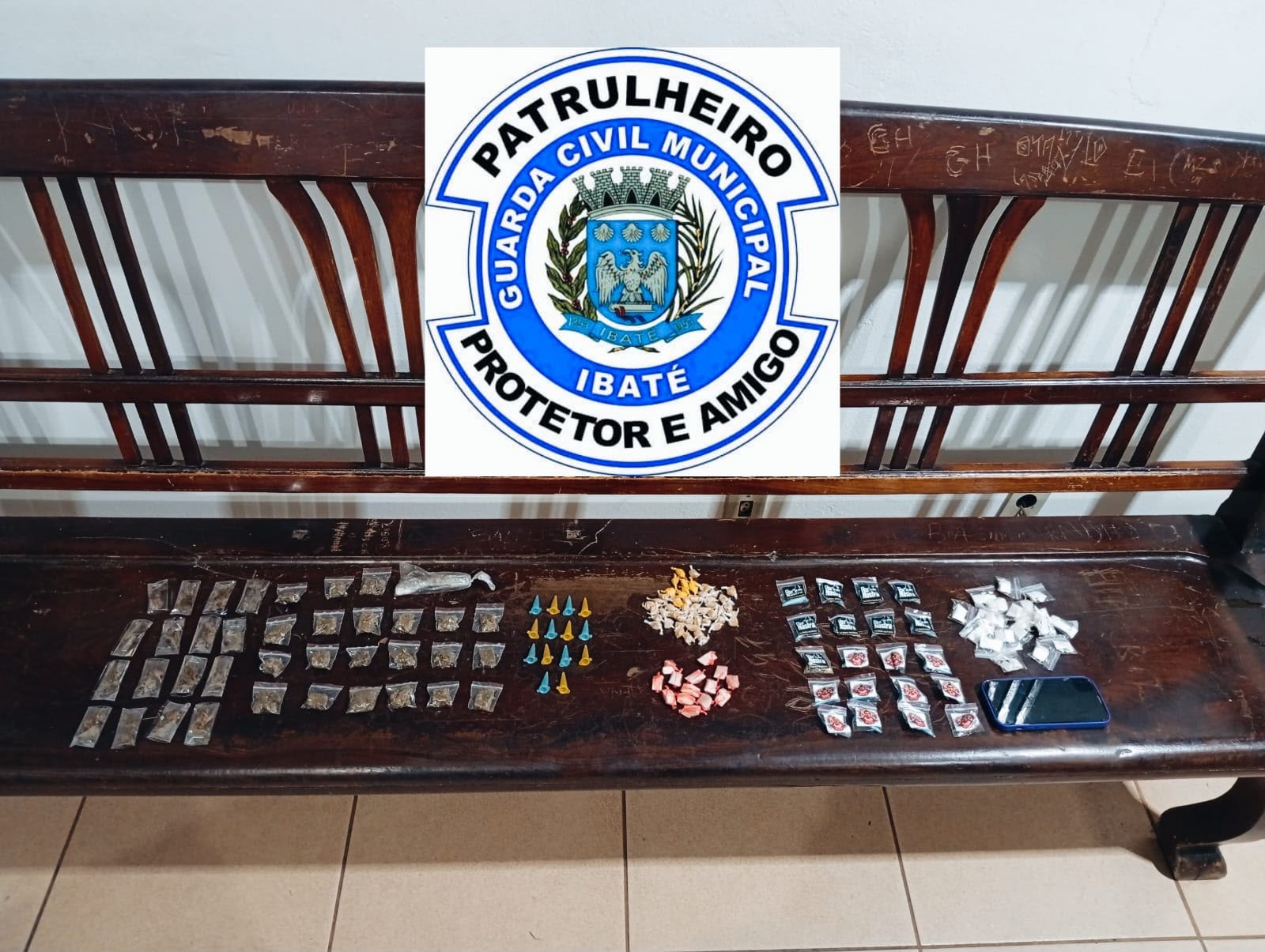 🚨 GCM DE IBATÉ APREENDE 156 PORÇÕES DE ENTORPECENTES E DETÉM ADOLESCENTE NO JARDIM ICARAÍ