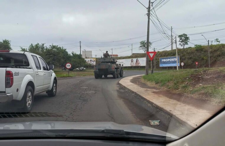 🚨 Veículo do Exército chama atenção ao passar pela rotatória do Embaré