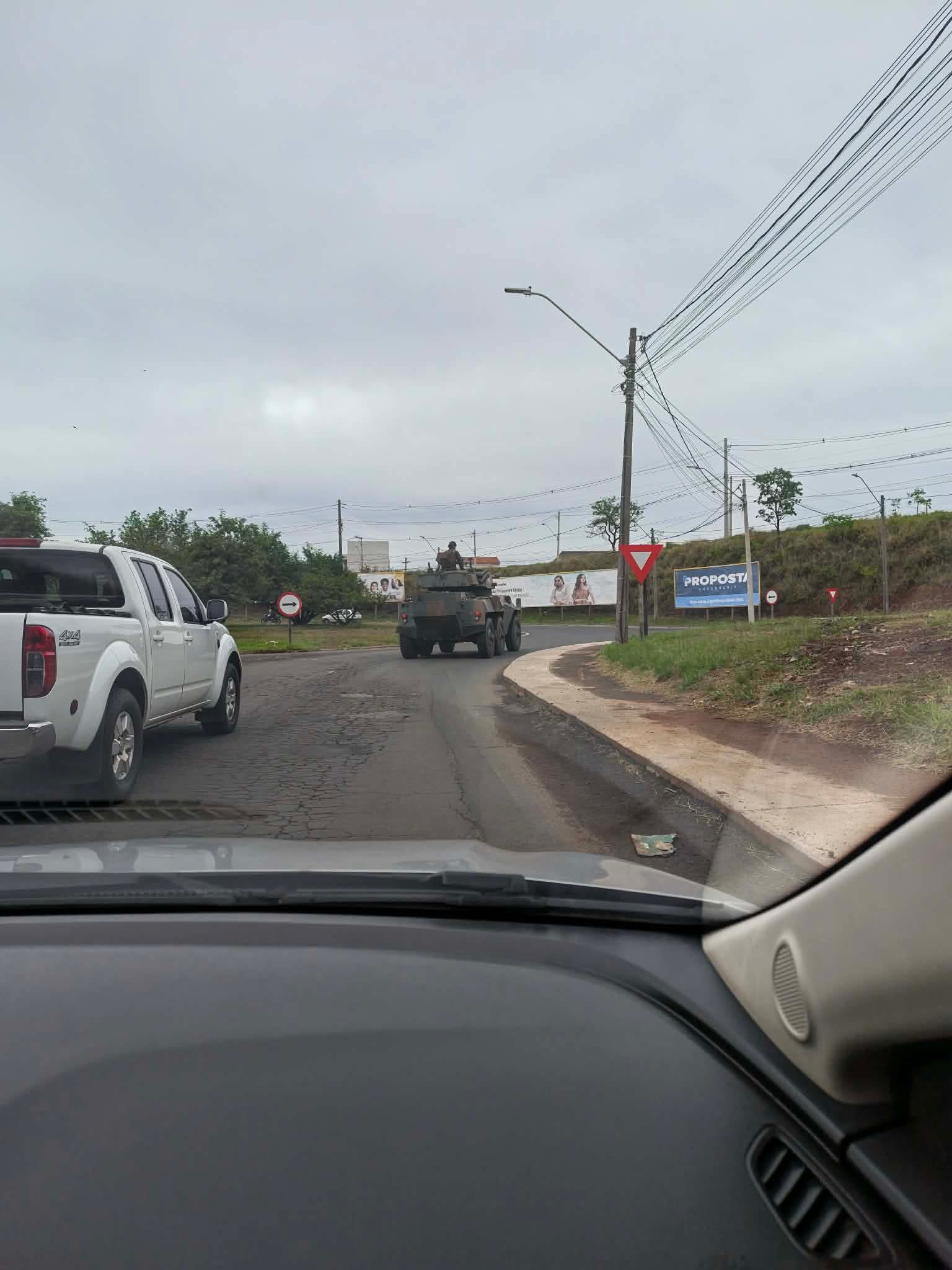 🚨 Veículo do Exército chama atenção ao passar pela rotatória do Embaré